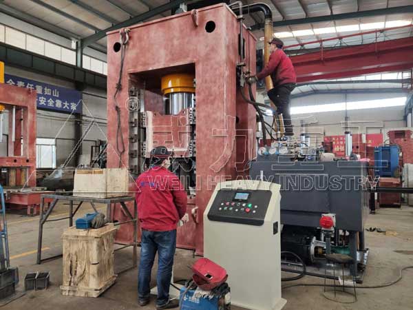 800吨框架式热锻液压机加工生产现场